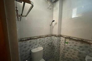 Shower, towels - Hotel O Dian Asih Rooms (Demak)