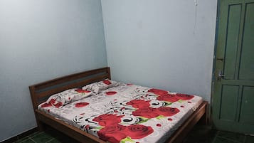 Espacio para trabajar con laptop, wifi gratis y ropa de cama