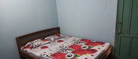 Basic Room | Laptop workspace, free WiFi, bed sheets