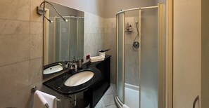 Regadera, secadora de cabello, bidet, toallas 