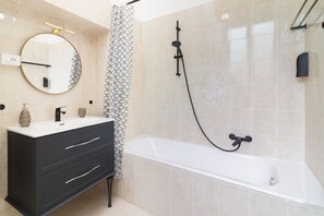 Haartrockner, Bidet, Handtücher