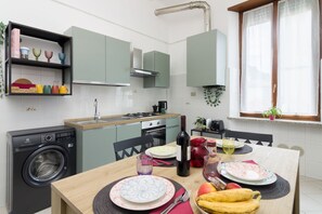 Réfrigérateur, four à micro-ondes, un four, surface de cuisson