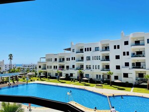 Outdoor pool - Luxe Appartement in Marina Smir, Loopafstand van Kabila Beach, Wifi en Airco! (Marina Smir)