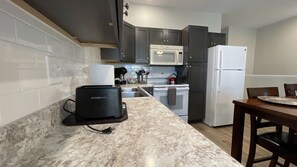 Réfrigérateur, micro-ondes, plaque de cuisson, lave-vaisselle