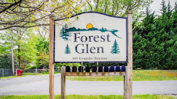 Señal de Forest Glen en el número 169 de la Avenida Grande.