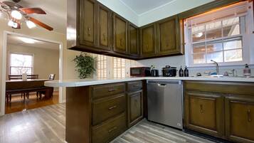 Fridge, oven, stovetop, dishwasher