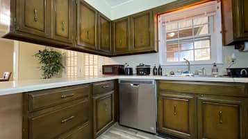 Fridge, oven, stovetop, dishwasher