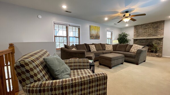 TV - Spacious, Charming & Serene Family Haven ~ Parking (Kingsport)