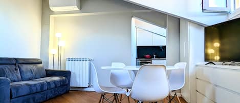 Luxury Studio 15 | Vardagsrum | 40-tums LCD-tv med kabelkanaler