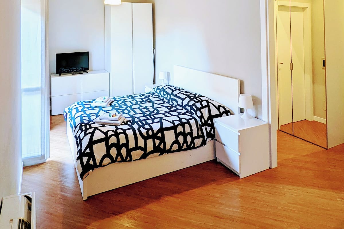 1 bedroom, Frette Italian sheets, premium bedding, down duvets