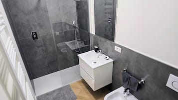 Doccia, asciugacapelli, asciugamani, sapone