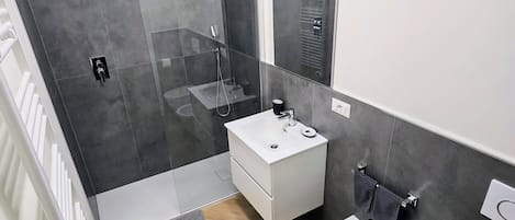 Douche, sĂšche-cheveux, serviettes fournies, savon