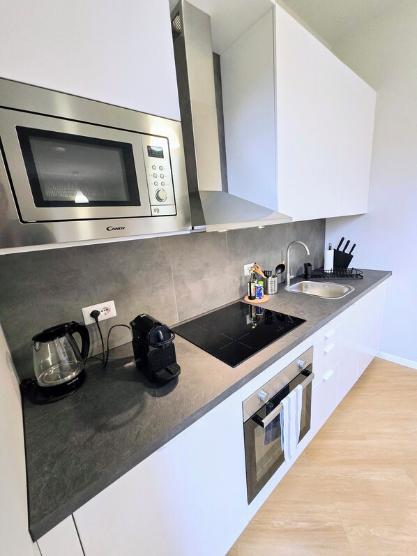 Refrigerador, microondas, horno y parrilla de estufa 