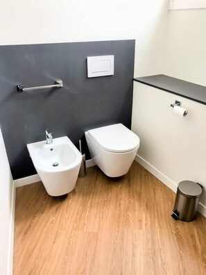 Luxury Studio 15 | Bagno | Doccia, asciugacapelli, asciugamani, sapone