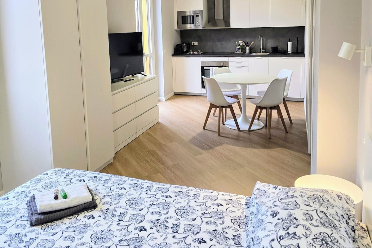 1 bedroom, Frette Italian sheets, premium bedding, down duvets