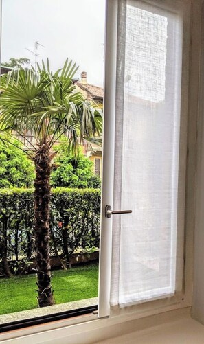 Comfort Studio Suite 2 | Oleskelualue | 40–tuumainen LCD-televisio, jossa kaapelikanavat