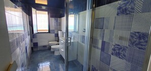 Een douche, een haardroger, een bidet, handdoeken