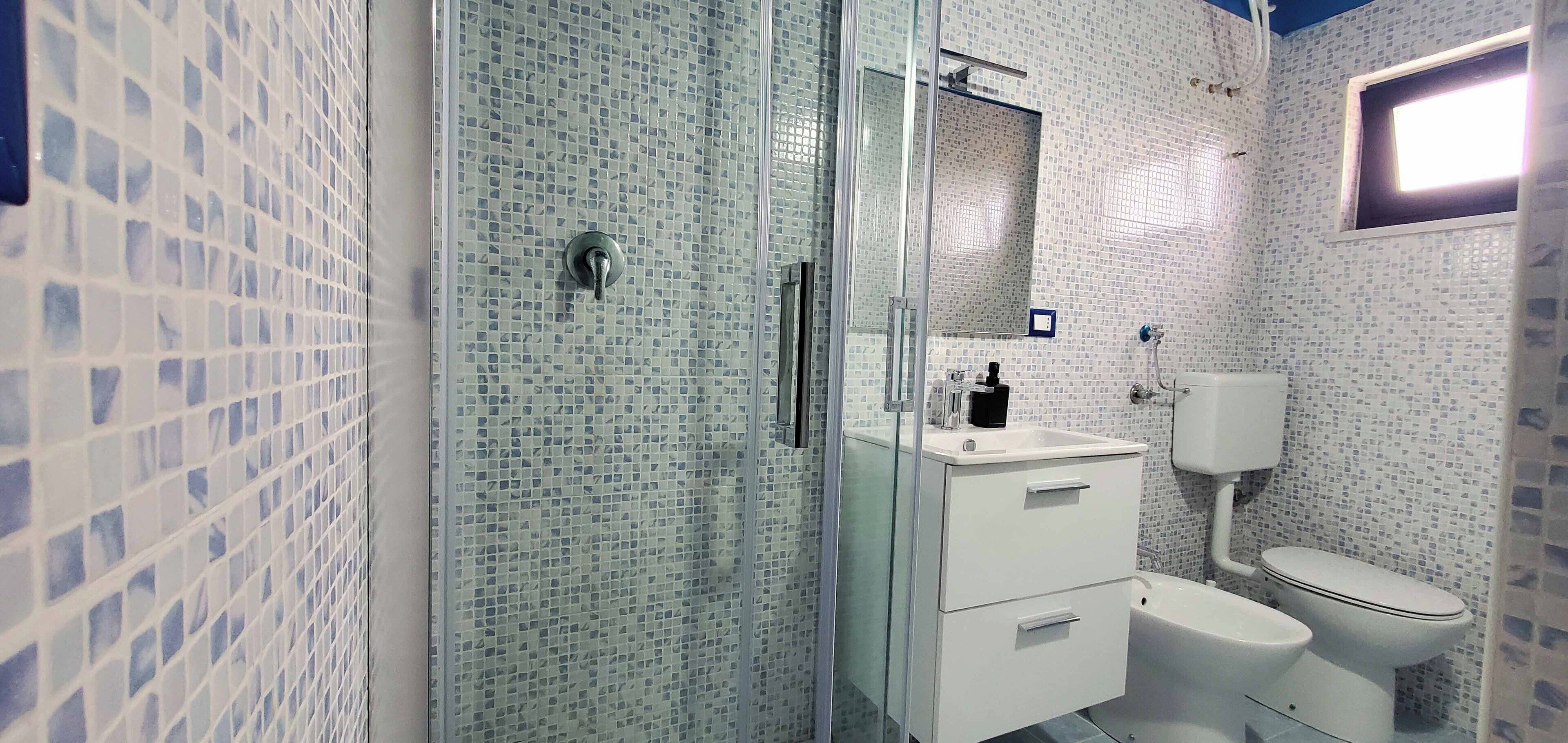 Douche, sèche-cheveux, bidet, serviettes fournies