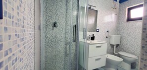 Een douche, een haardroger, een bidet, handdoeken