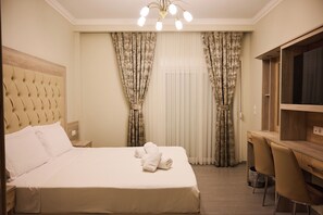 2 室のベッドルーム、デスク、WiFi (無料)、ベッドシーツ