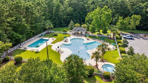 Spacious 3BR True Blue Condo | Pool Access • Close to Golf & Beach