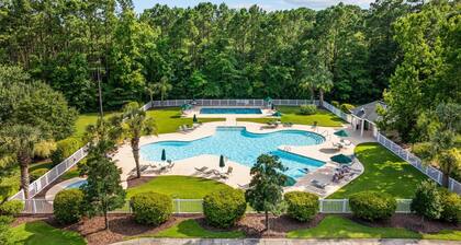 Pawleys Island Golf Condo • Trendy Comfort for 8 • Off-Season Getaway