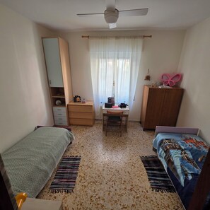 3 slaapkamers, een bureau, een strijkplank/strijkijzer, reisbedje