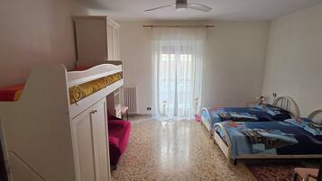 3 Schlafzimmer, Schreibtisch, Bügeleisen/Bügelbrett, Reisekinderbett