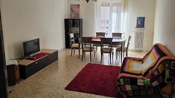 Fernseher, Bücher, Stereoanlage