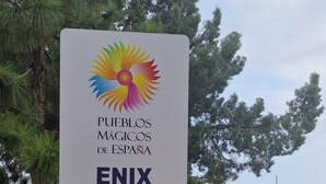 A sign with the logo and text "PUEBLOS MAGICOS DE ESPAÑA ENIX". - El Mirador del Berenjenal. 
¡Relajate con toda la familia!.  (Enix)
