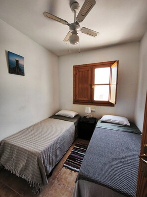 3 bedrooms, iron/ironing board, WiFi, bed sheets