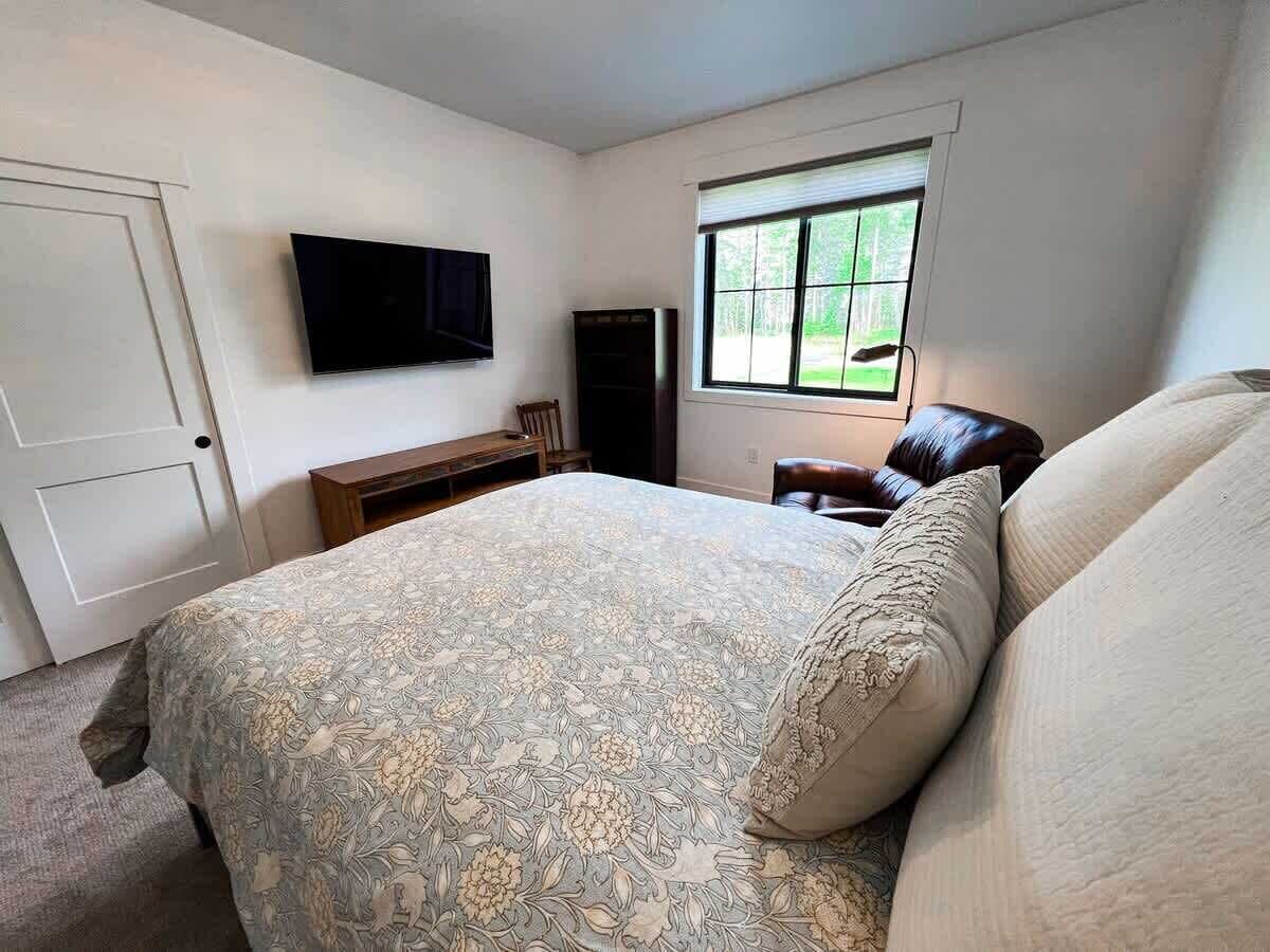 5 bedrooms, iron/ironing board, free WiFi, bed sheets