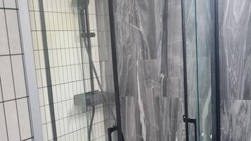 Dusche, Haartrockner, Handtücher, Seife