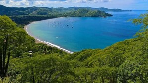 在海灘附近