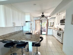 Microwave, oven, stovetop, coffee/tea maker - Coco Maya 2b/2b Villa (Playas Del Coco)