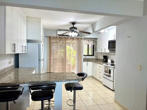 Mikrobølgeovn, ovn, kokeplater og kaffetrakter/tekoker