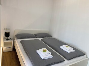 1 camera, una scrivania, ferro/asse da stiro, culla da viaggio