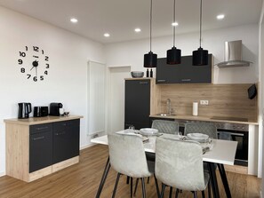 Een koelkast, een oven, een kookplaat, een vaatwasser