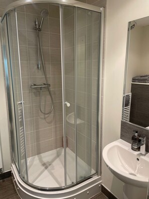 Dusche, Haartrockner, Handtücher, Seife
