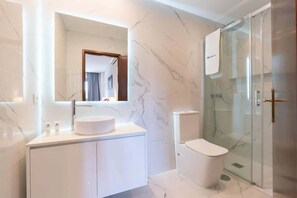 Dusche, Haartrockner, Handtücher, Shampoo
