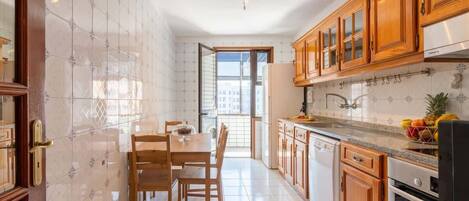 Køleskab, mikrobølgeovn, ovn, kogeplade