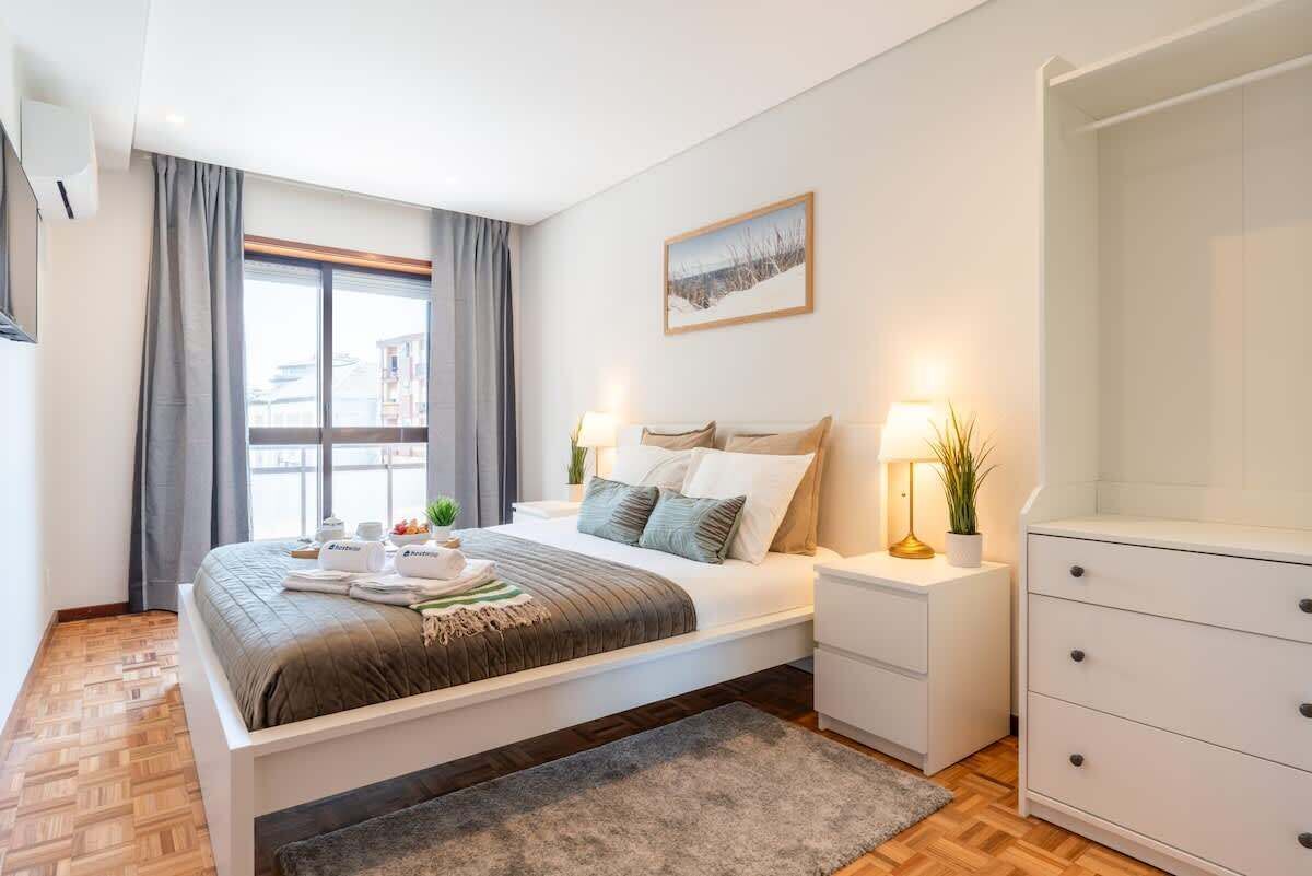 3 chambres, fer et planche à repasser, lit de bébé portatif, Wi-Fi