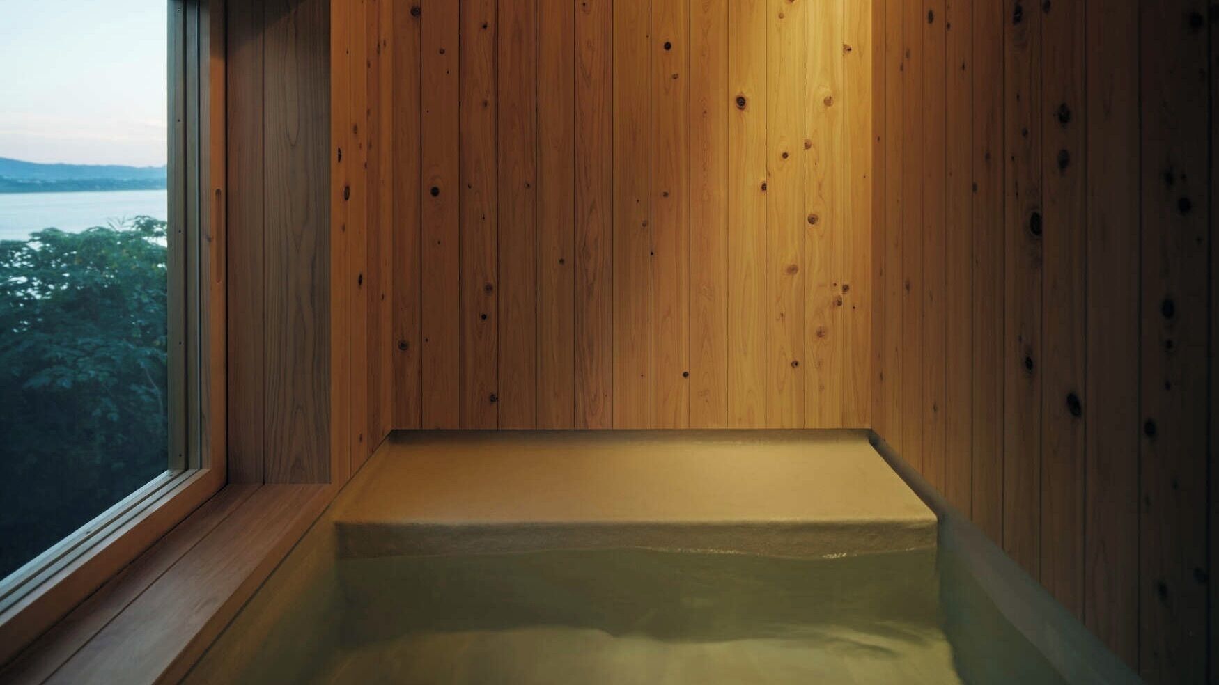 Una cabaña de madera con hidromasaje.