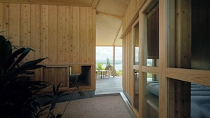 Un intérieur en bois avec un balcon donnant sur un paysage pittoresque.