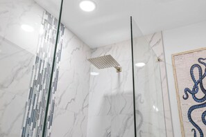Douche, sèche-cheveux, serviettes fournies, shampoing
