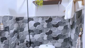 Habitación estándar doble | Baño | Ducha, toallas, jabón y champú