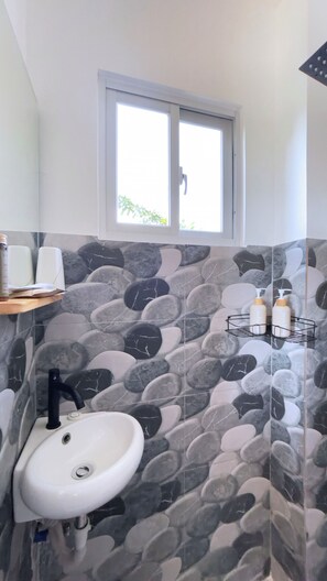 Chambre Standard double | Salle de bain | Douche, serviettes fournies, savon, shampooing