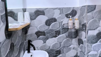 Quarto casal standard | Banheiro | Chuveiro, toalhas de banho, sabonete, shampoo