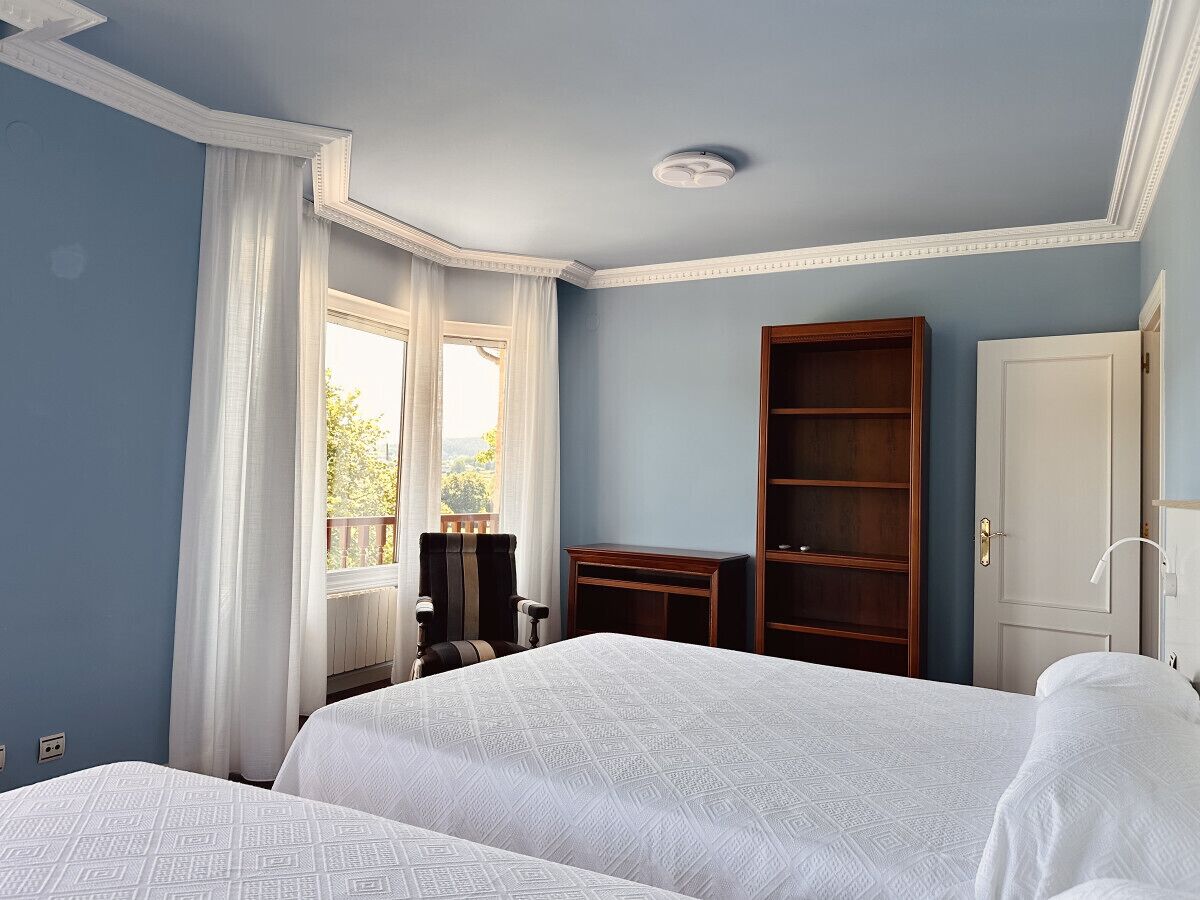 4 slaapkamers, een strijkplank/strijkijzer, gratis wifi, beddengoed
