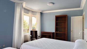4 slaapkamers, een strijkplank/strijkijzer, gratis wifi, beddengoed